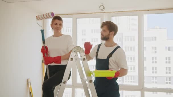 Sorrindo Casal Amoroso Fazendo Reformas Casa Juntos Usando Escada Novo — Vídeo de Stock