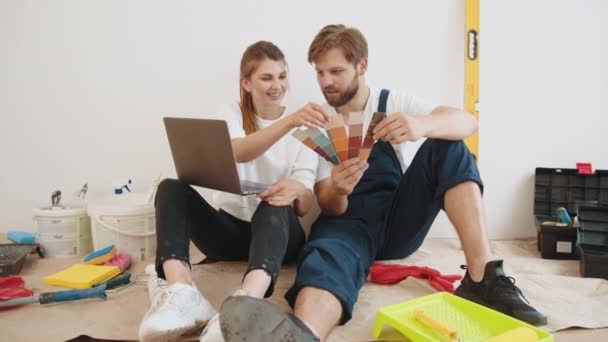 Radosna Młoda Żona Mąż Rodzina Para Siedzieć Podłodze Nowym Mieszkaniu — Wideo stockowe