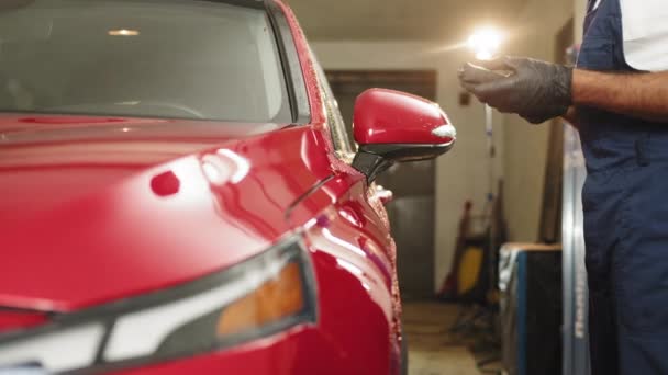 Инспектор Измеряет Толщину Покраски Кузова Красного Автомобиля Обслуживании Автомобиля Вид — стоковое видео