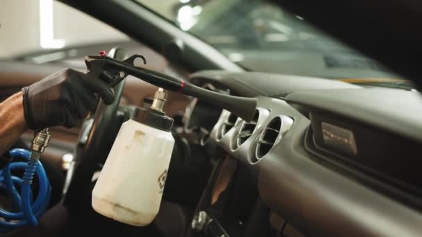 Serviço Lavagem Carros Close Mãos Trabalhador Masculino Limpeza Salão Automóveis — Vídeo de Stock