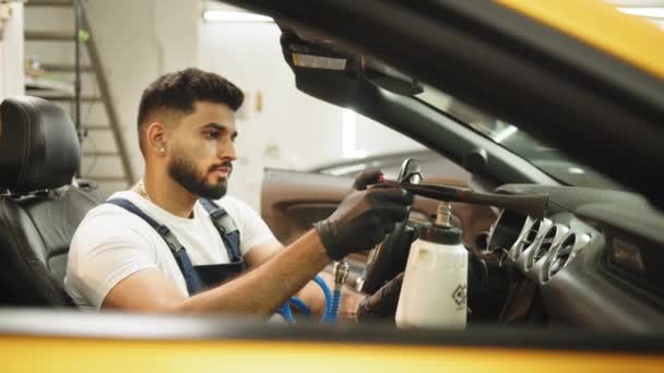 Limpeza Química Profissional Interior Carro Com Arma Tornador Close Trabalhador — Vídeo de Stock