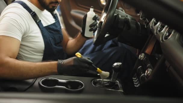 Atrakcyjny Brodaty Pracownik Serwisu Samochodowego Rękawiczkach Białej Koszulce Kombinezonach Czyszczący — Wideo stockowe