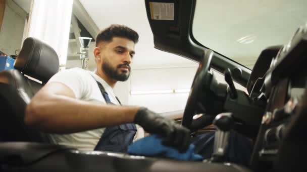 Κοντινό Πλάνο Των Χεριών Του Εργαζομένου Στο Αυτοκίνητο Λεπτομερώς Υπηρεσία — Αρχείο Βίντεο