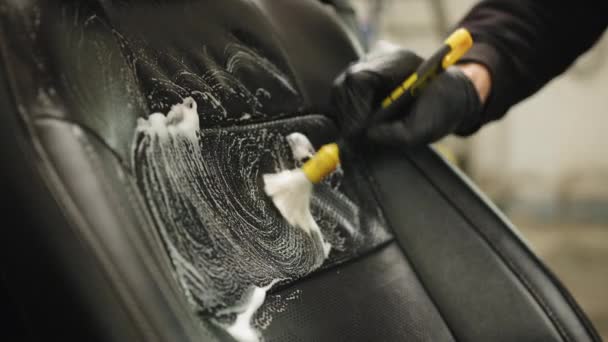 Zamknij Przycięty Obraz Mycia Wnętrza Samochodu Siedzenia Miękką Szczotką Pianką — Wideo stockowe