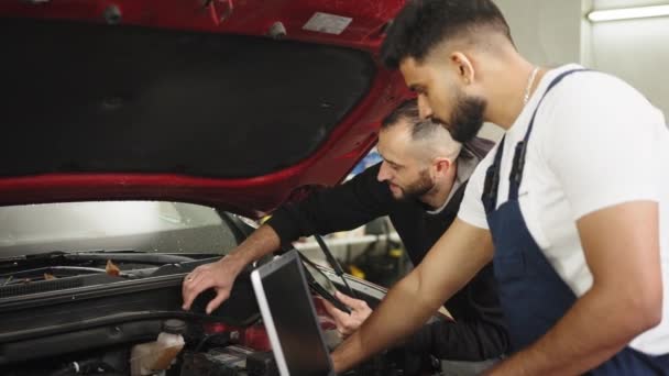 Jovens Barbudos Colegas Homens Mecânica Carro Técnico Reparar Problema Carro — Vídeo de Stock