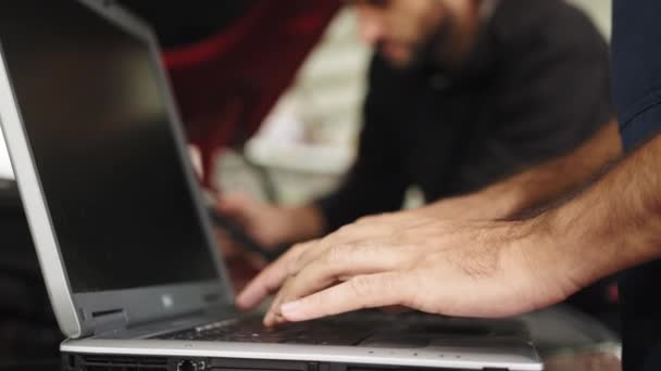 Visão Perto Mão Jovem Mecânico Sexo Masculino Usando Laptop Seu — Vídeo de Stock