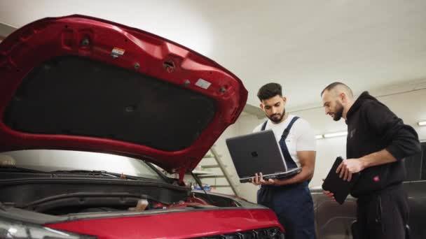 Jovens Barbudos Colegas Homens Mecânica Carro Técnico Reparar Problema Carro — Vídeo de Stock