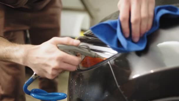 Fechar Imagem Recortada Mão Jovem Trabalhador Serviço Automóvel Limpando Polimento — Vídeo de Stock