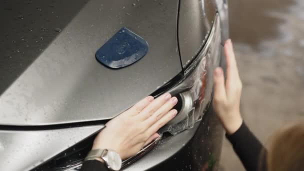 近景保护膜安装在现代豪华轿车前大灯上 Ppf 用于汽车表面的聚氨酯膜 以保护油漆不受石屑 飞溅和磨损的影响 — 图库视频影像