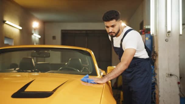 Portrait Car Wash Worker Man Wearing Protective Clothes Uniform Overalls — Stok video