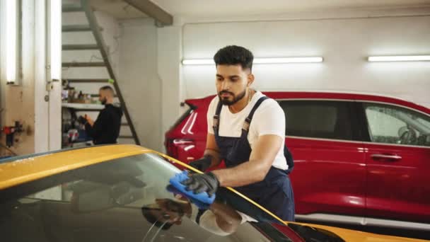 Bearded Car Wash Worker Man Wearing Protective Gloves Cleaning Luxury — Vídeos de Stock