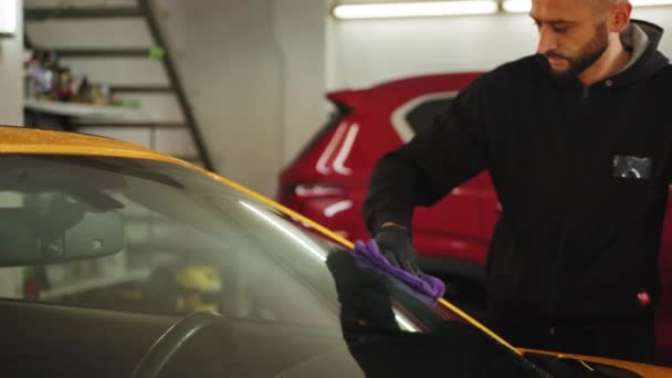 Νεαρός Άνθρωπος Πλυντήριο Αυτοκινήτων Φορώντας Προστατευτικά Γάντια Τον Καθαρισμό Σύγχρονο — Αρχείο Βίντεο