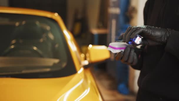 Imagem Cortada Das Mãos Trabalhador Serviço Automóvel Masculino Luvas Proteção — Vídeo de Stock