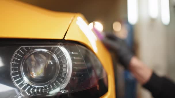 Car Paint Protection Concepts Professional Male Auto Service Worker Polishing — Vídeo de Stock