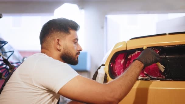 Araba Yıkama Oto Yıkamada Sabunla Elle Temizleme Lastik Eldivenli Sakallı — Stok video