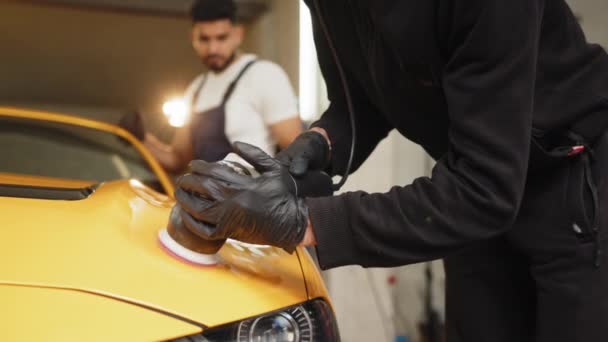 Carro Detalhando Polimento Conceito Mãos Profissional Serviço Carro Trabalhador Masculino — Vídeo de Stock