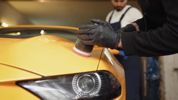 自动详细的服务 抛光的汽车 用轨道抛光机和蜡对现代黄色豪华轿车的人工 抛光罩和车身进行近距离观察 — 图库视频影像