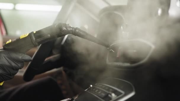 Großaufnahme Von Menschenhänden Schwarzen Gummihandschuhen Die Den Innenraum Des Autos — Stockvideo