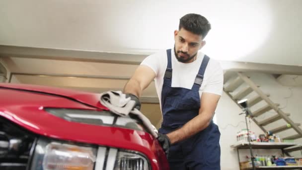 Araba Temizliği Yıkama Temizlik Konsepti Genç Sakallı Profesyonel Araba Yıkama — Stok video
