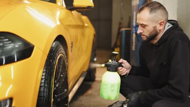 Yakışıklı Sakallı Erkek Araba Yıkayıcısının Elinde Özel Bir Kimyasal Temizlik — Stok video