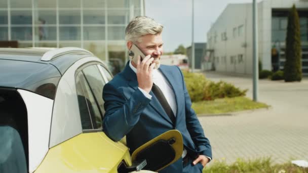 Business Man Telefono Durante Ricarica Auto Presso Stazione Ricarica Del — Video Stock