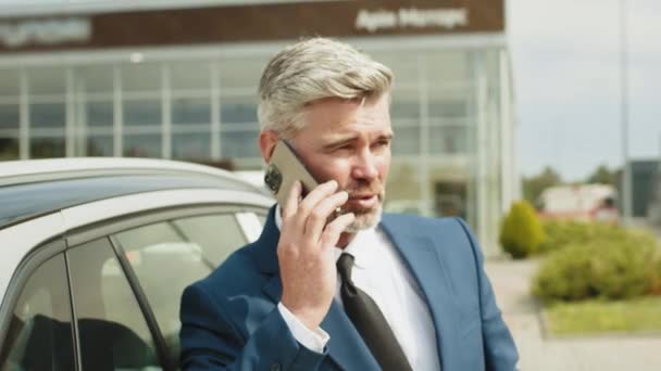 Przystojny Facet Rozmawiający Przez Telefon Podczas Ładowania Elektrycznego Samochodu Zbliżenie — Wideo stockowe
