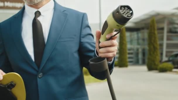 Unbekannter Mann Steckt Stromstecker Elektroauto Männliche Hand Steckt Ladekabel Elektrofahrzeug — Stockvideo