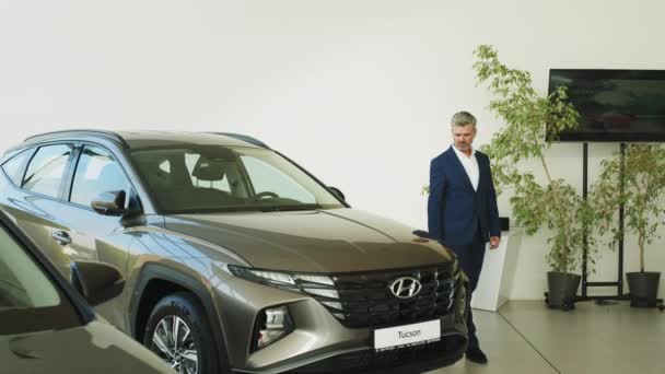 Lviv Ukraine July 2022 Showroom Car Dealership Hyundai 侧面看有信心的生意人快乐的男客户45 What — 图库视频影像