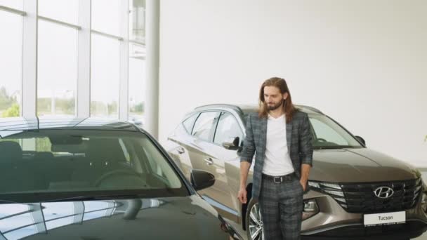 Lviv Ukraine July 2022 Showroom Car Dealership Hyundai 侧视自信快乐的生意人男客户男人 年轻人看着那辆新车 — 图库视频影像