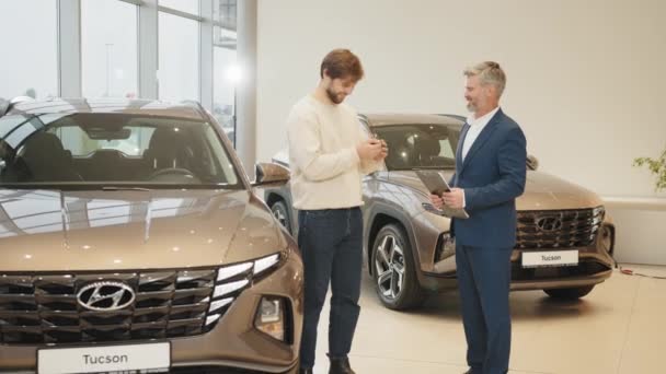 Lviv Ukraine Juli 2022 Showroom Autohandel Hyundai Succesvolle Zakenman Van — Stockvideo