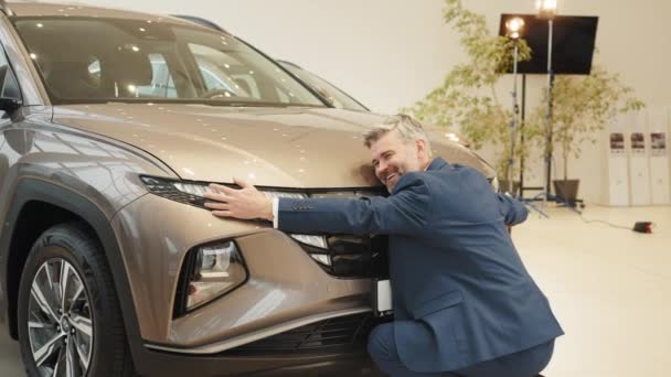 Lviv Ukraine July 2022 Showroom Car Dealership Hyundai 快乐的男人 汽车经销店的顾客在展示厅拥抱他的新车 — 图库视频影像