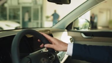 Gri sakallı, yakışıklı, olgun bir adamın portresi. Gıcır gıcır bir arabada oturuyor. Güneşli bir günde motorlu taşıt kullanan yetişkin bir adam, pencereden bir portre ile yakalandı..