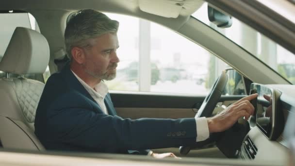 Muž Sedí Automobilové Kabině Testuje Nové Auto Používá Obrazovku Mediální — Stock video
