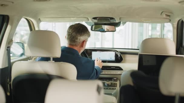 Masculino Sentado Cabine Automóvel Testando Carro Novo Tocando Botão Apontando — Vídeo de Stock