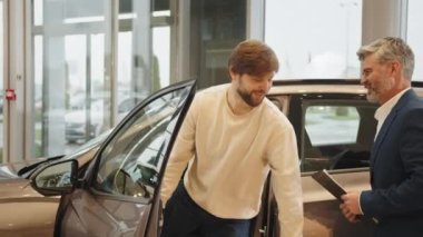 Yakışıklı genç adam yeni bir araba satın alıyor. Profesyonel bir satış sözleşmesi imzalıyor. İmza olarak tüketici yaşam tarzı lüks otomobil sigortası kiralıyor..