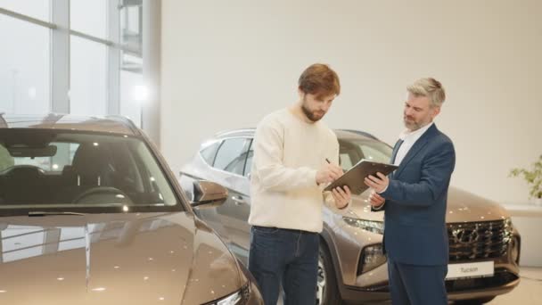 Lviv Ukraine Julho 2022 Showroom Car Dealership Hyundai Empresário Meia — Vídeo de Stock