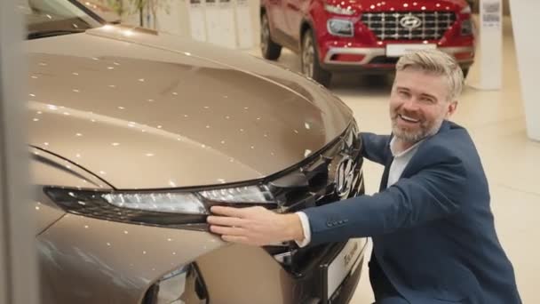 Szczęśliwy Siwy Mężczyzna Średnim Wieku Nowym Samochodem Salonie Zadowolony Facet — Wideo stockowe