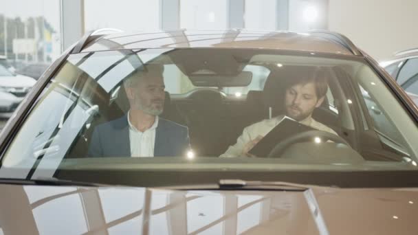 Gerente Competente Showroom Carro Senta Com Cliente Masculino Dentro Carro — Vídeo de Stock