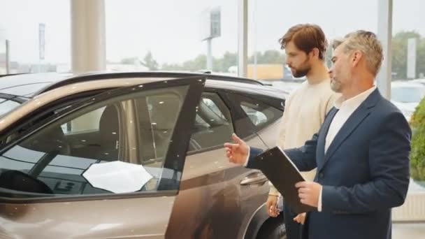 Agente Cliente Showroom Carro Homem Escolhendo Carro Novo Salão Carro — Vídeo de Stock