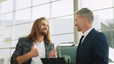 Mutlu profesyonel satıcı ve müşteri araba satışı ya da kiralama belgeleri imzalar. Araba satıcısı temsilcisi olan yakışıklı bir müşteri anlaşma yapıyor ve araba galerisinde anlaşma belgesi imzalıyor.