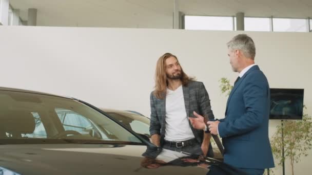 Penjual Rambut Abu Abu Menunjukkan Crossover Baru Mobil Baru Untuk — Stok Video