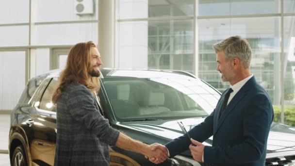 Щасливі Продавці Автомобілів Чоловіки Клієнти Автосалоні Вони Тремтять Руками Герметизують — стокове відео