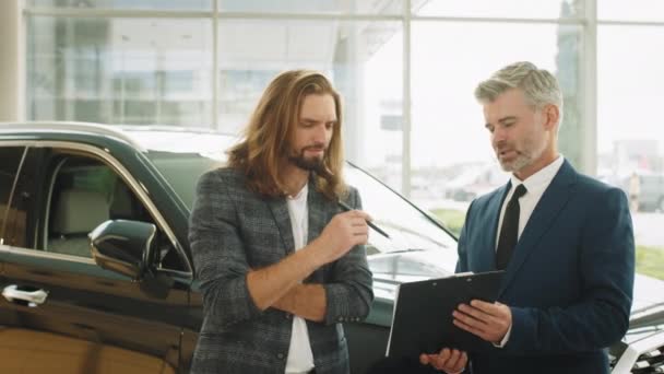 Exitoso Hombre Negocios Mediana Edad Está Vendiendo Autos Comprador Masculino — Vídeos de Stock