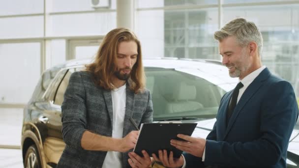 Client Chipeș Agentul Dealer Auto Care Face Înțelegere Semnarea Contractului — Videoclip de stoc