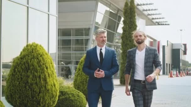 Два Приятных Бизнесмена Разного Возраста Прогуливаются Бизнес Центру Открытым Небом — стоковое видео