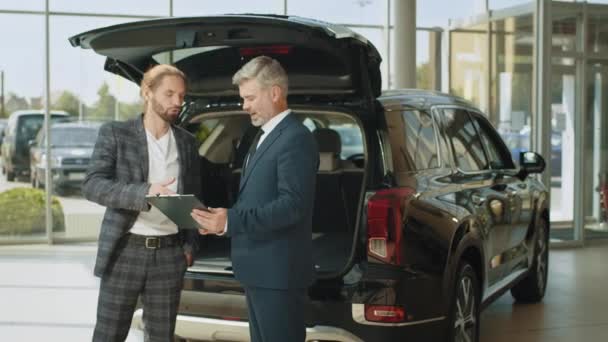 Šťastný Prodejce Automobilů Mužský Zákazník Prodejně Aut Třesou Ruce Utěsní — Stock video