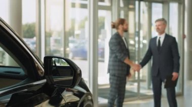 Genç ve başarılı müşteri galeride yeni bir araba almaya karar veriyor. Otomobil galerisindeki mutlu araba satıcısı ve erkek müşteri, el sıkışıyorlar. Araba ya da yeni arabanın alımını mühürlüyorlar.