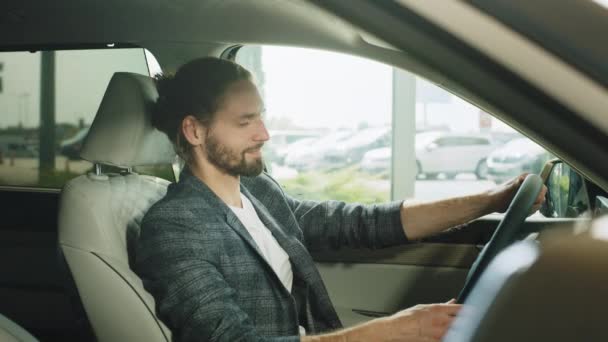 Seorang Pria Melihat Mobil Showroom Mobil Portrait Bahagia Tersenyum Pembeli — Stok Video