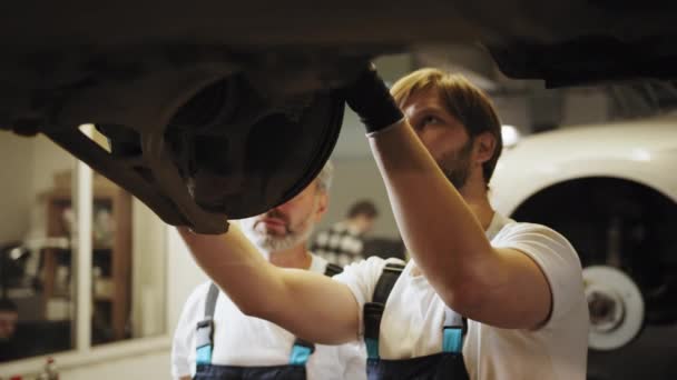 Panne Automobile Des Experts Joyeux Atelier Debout Uniforme Sécurité Bleu — Video