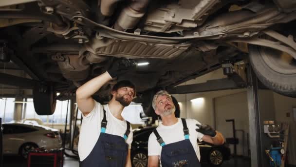 Dwóch Białoruskich Mechaników Pracujących Nad Serwisem Silników Samochodowych Techników Mających — Wideo stockowe